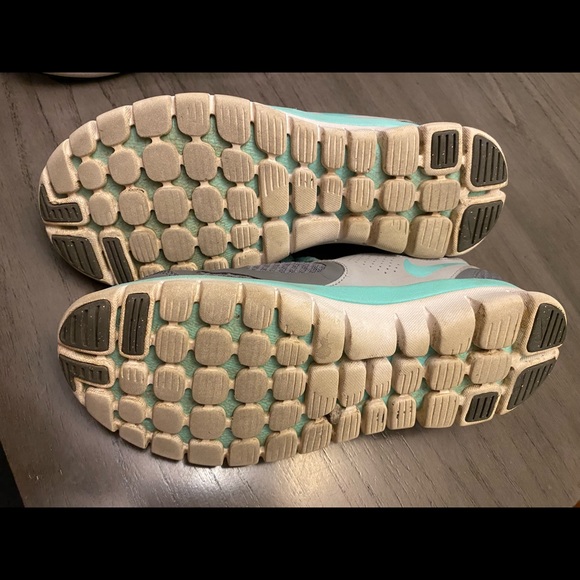 Nike shoes. Worn, but great condition. - Picture 5 of 5